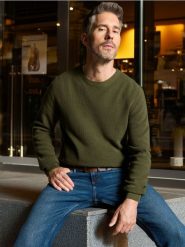 Sweter - khaki. Brązowe swetry męskie Sinsay, l, bez wzorów, bez kołnierzyka, bez ramiączek. W wyprzedaży za 29.99 zł.