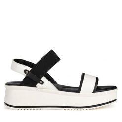 Sandały Lasocki. Białe sandały damskie Lasocki, bez wzorów, bez obcasa, na koturnie, bez zapięcia. Za 127.99 zł.