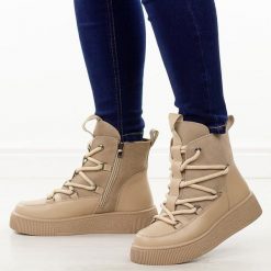 Beżowe skórzane botki damskie Cambell 52330. Brązowe botki damskie Cambell, na jesień, bez wzorów, z jeansu, eleganckie, z okrągłym noskiem, bez obcasa, na płaskiej podeszwie, bez zapięcia. W wyprzedaży za 239.20 zł.