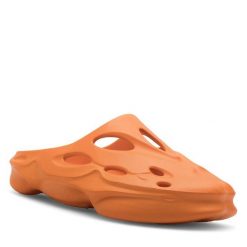 Klapki Sprandi. Brązowe klapki damskie Sprandi, bez wzorów, bez obcasa, bez zapięcia. Za 69.99 zł.
