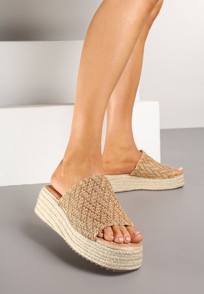 Brązowe Plecione Klapki na Koturnie Celiora. Brązowe klapki damskie Renee, z aplikacjami, z jeansu, eleganckie, bez obcasa, na koturnie, bez zapięcia. Za 109.99 zł.