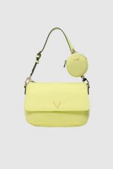 GUESS Żółta torebka z małym portfelikiem eco gemma. Żółte listonoszki damskie Guess, z aplikacjami, z materiału, duże, bez dodatków. W wyprzedaży za 349.99 zł.
