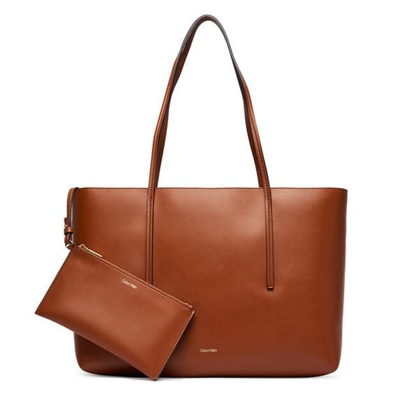 Torebka Calvin Klein. Brązowe shopperki damskie Calvin Klein, bez wzorów, bez dodatków. Za 649.99 zł.
