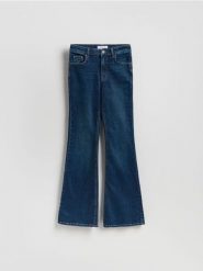 Jeansy flare z wysokim stanem - granatowy. Niebieskie jeansy damskie Reserved, bez wzorów, z bawełny, z podwyższonym stanem. Za 139.99 zł.
