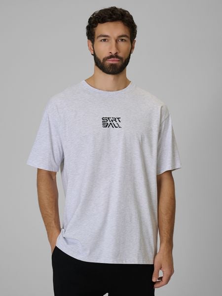 4F T-shirt loose z nadrukiem męski - szary M. Szare t-shirty męskie 4F, m, bez wzorów, z bawełny, bez kołnierzyka, bez ramiączek. W wyprzedaży za 39.99 zł.