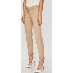 Trussardi Jeans - Spodnie Chinos. Białe spodnie materiałowe damskie TRUSSARDI JEANS, bez wzorów, z bawełny, casualowe. W wyprzedaży za 339.90 zł.