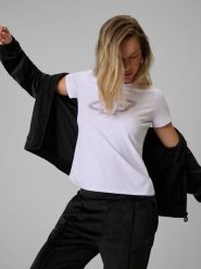 4F T-shirt slim z nadrukiem damski - biały M. Białe t-shirty damskie 4F, m, bez wzorów, z bawełny, bez kołnierzyka, bez ramiączek. Za 69.99 zł.