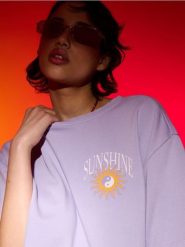 Bluza z krótkim rękawem i nadrukiem na plecach - fioletowy. Fioletowe bluzy damskie Sinsay, l, bez wzorów, bez ramiączek, bez kaptura. Za 39.99 zł.