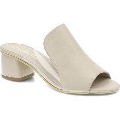 Beżowe Klapki Chebello Damskie Modne Buty Damskie. Brązowe klapki damskie CheBello, na lato, bez wzorów, z materiału, eleganckie, bez obcasa, na obcasie, bez zapięcia. Za 209.00 zł.