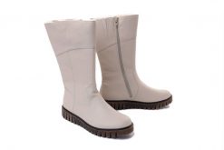 RIEKER Y3455-60 beige, kozaki damskie. Brązowe kozaki damskie Rieker, na zimę, bez wzorów, bez obcasa, bez zapięcia. Za 379.90 zł.