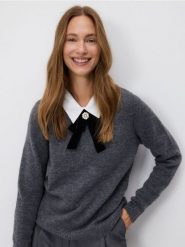 Sweter z ozdobnym kołnierzem - szary. Szare swetry nierozpinane damskie Reserved, l, bez wzorów, z dzianiny, bez kołnierzyka, bez ramiączek. Za 139.99 zł.