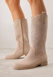 Ciemnobeżowe Botki Ażurowe Ozdobione Metaliczną Aplikacją Iomosa. Brązowe botki damskie Born2be, z aplikacjami, prążkowane, biznesowe, bez obcasa, na płaskiej podeszwie, bez zapięcia. Za 139.99 zł.