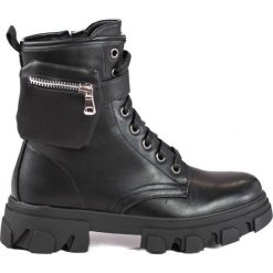 Workery damskie z torebką czarne. Czarne botki damskie bez wzorów, eleganckie, bez obcasa, bez zapięcia. Za 227.37 zł.