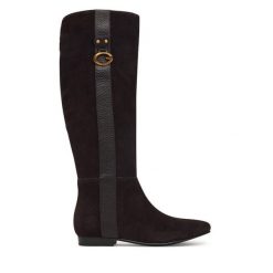 Kozaki Guess. Brązowe kozaki damskie Guess, z aplikacjami, bez obcasa, na płaskiej podeszwie, bez zapięcia. Za 824.99 zł.
