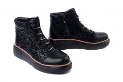 FILIPPO DBT7166/25 BK czarny, botki damskie. Czarne botki damskie Filippo, bez wzorów, z polaru, bez obcasa, bez zapięcia. Za 254.90 zł.