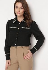 Czarna Koszula o Klasycznym Fasonie z Perełkami Novellia. Czarne koszule damskie Born2be, m, bez wzorów, eleganckie, bez kołnierzyka, bez ramiączek. Za 139.99 zł.