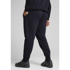 Męskie spodnie dresowe Essentials z logo No. 1 PUMA New Navy Blue. Niebieskie spodnie materiałowe męskie Puma, m, bez wzorów, z dresówki, na fitness i siłownię. W wyprzedaży za 139.00 zł.