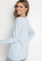 Jasnoniebieski Sweter z Kaszmirem i Ozdobnymi Kieszeniami Sanarea. Niebieskie swetry nierozpinane damskie Born2be, bez wzorów, z jeansu, eleganckie, bez kołnierzyka, bez ramiączek. Za 84.99 zł.