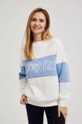 Bluza z napisem wkładana przez głowę biała. Białe bluzy damskie MOODO, l, bez wzorów, bez ramiączek, bez kaptura. W wyprzedaży za 54.99 zł.