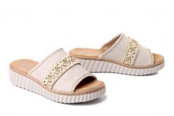 RIEKER 69278-60 beige, klapki damskie. Brązowe klapki damskie Rieker, na lato, bez wzorów, bez obcasa, bez zapięcia. Za 239.92 zł.