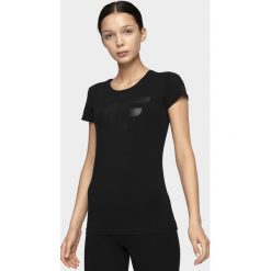 T-shirt damski TSD005 - głęboka czerń. T-shirty damskie 4F, bez wzorów, bez kołnierzyka, bez ramiączek. W wyprzedaży za 34.99 zł.