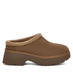 Klapki Ugg. Brązowe klapki damskie UGG, bez wzorów, bez obcasa, bez zapięcia. Za 629.99 zł.