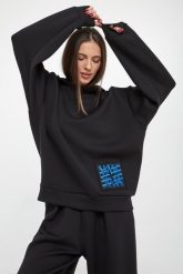 Bluza damska z logo Verite MMC STUDIO. Bluzy damskie MMC STUDIO, uniwersalny, bez wzorów, bez ramiączek, bez kaptura. W wyprzedaży za 454.35 zł.