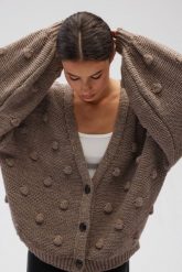 Kardigan zapinany na guziki w kolorze LIGHT BROWN - BUBLE. Brązowe kardigany damskie Marsala, uniwersalny, bez wzorów, z jeansu, biznesowe, bez kołnierzyka. Za 349.90 zł.