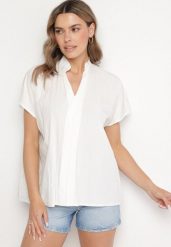 Biała Nietoperzowa Bluzka Oversize z Wiskozą z Dekoltem w Serek Davilisa. Białe bluzki damskie Born2be, z aplikacjami, z jeansu, eleganckie, bez kołnierzyka, bez ramiączek. Za 64.99 zł.