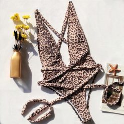 Jednoczęściowy strój kąpielowy z głębokim dekoltem Toyomi. Stroje kąpielowe damskie Intica, l, bez wzorów, z materiału. Za 139.00 zł.