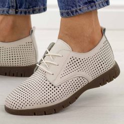 Beżowe ażurowane skórzane półbuty damskie Sergio Leone sp005. Szare półbuty damskie Sergio Leone, na lato, w ażurowe wzory, z jeansu, casualowe, z okrągłym noskiem, bez obcasa, na płaskiej podeszwie, bez zapięcia. Za 209.00 zł.