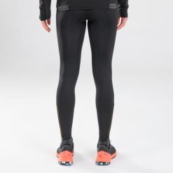 Legginsy do biegania w terenie damskie Kiprun Run 900. Czarne legginsy damskie KIPRUN, bez wzorów, ze skóry. Za 149.99 zł.