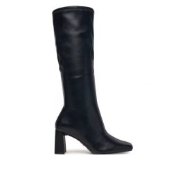 Kozaki Steve Madden. Czarne kozaki damskie Steve Madden, bez wzorów, bez obcasa, na płaskiej podeszwie, bez zapięcia. Za 599.99 zł.