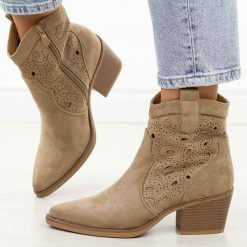 Beżowe ażurowe botki damskie, kowbojki Evento 9452. Brązowe botki damskie eVento, na jesień, w ażurowe wzory, z jeansu, eleganckie, bez obcasa, na obcasie, bez zapięcia. Za 219.00 zł.