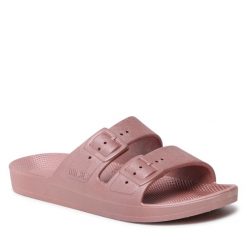 Klapki Freedom Moses. Czerwone klapki damskie Freedom moses, bez wzorów, bez obcasa, bez zapięcia. Za 259.99 zł.