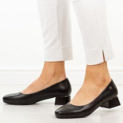 Czarne czółenka damskie na obcasie Sergio Leone Pb417. Czarne czółenka damskie Sergio Leone, na jesień, bez wzorów, ze skóry, eleganckie, bez obcasa, na obcasie, bez zapięcia. Za 169.00 zł.