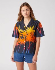 DAMSKA KOSZULA Z KRÓTKIM RĘKAWEM WRANGLER CUBAN SHIRT FADED BLACK W5R36SXV6 112130308. Czarne koszule damskie Wrangler, s, bez wzorów, bez kołnierzyka, bez ramiączek. Za 129.99 zł.