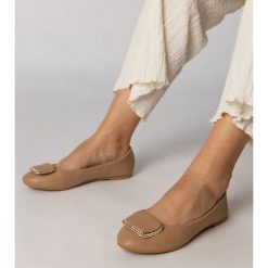 Brązowe balerinki damskie z cyrkoniami. Brązowe balerinki damskie bez wzorów, ze skóry ekologicznej, eleganckie, z okrągłym noskiem, bez obcasa, bez zapięcia. Za 73.74 zł.