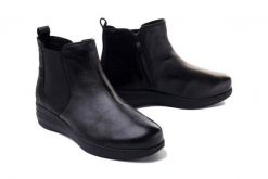 CAPRICE 25454-29 black soft, botki damskie. Czarne botki damskie Caprice, na zimę, bez wzorów, z gumy, bez obcasa, na koturnie, bez zapięcia. Za 399.90 zł.