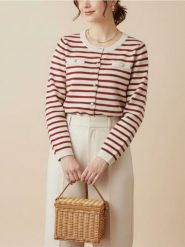 Akrylowy kardigan z kieszeniami piersiowymi - czerwony. Czerwone kardigany damskie Sinsay, l, bez wzorów, bez kołnierzyka. Za 49.99 zł.