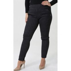 Czarno-Białe Spodnie Araluen. Czarne spodnie materiałowe damskie Born2be, bez wzorów, z dzianiny, sportowe. Za 59.99 zł.
