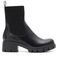 Botki DeeZee. Czarne botki damskie DeeZee, bez wzorów, bez obcasa, na słupku, bez zapięcia. Za 159.99 zł.