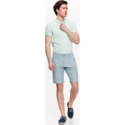 SZORTY MĘSKIE Z TKANINY OXFORD. Niebieskie szorty męskie TOP SECRET, bez wzorów, z bawełny, eleganckie. W wyprzedaży za 39.99 zł.