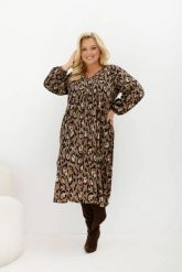 Sukienka midi Everyday Beauty z dekoltem V i kieszeniami w panterkę Plus Size Oversize. Brązowe sukienki damskie Moda Size Plus Iwanek, do pracy, na jesień, plus size, bez wzorów, z materiału, biznesowe, bez kołnierzyka, plus size, bez ramiączek, maxi, oversize. Za 289.90 zł.