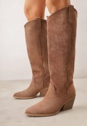 Jasnobrązowe Gładkie Kozaki Kowbojki z Imitacji Zamszu na Stożkowym Obcasie Karelia. Brązowe kozaki damskie Born2be, bez wzorów, bez obcasa, na obcasie, bez zapięcia. Za 199.99 zł.