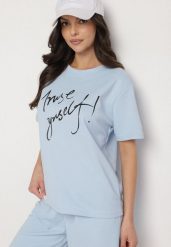 Jasnoniebieski T-shirt z Ozdobnym Nadrukiem z Brokatem Tenesia. Niebieskie t-shirty damskie Born2be, s, bez wzorów, z jeansu, eleganckie, bez kołnierzyka, bez ramiączek. Za 29.99 zł.