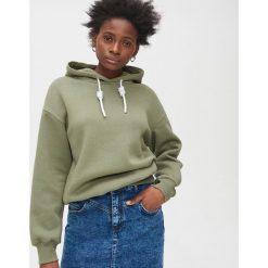 Bluza basic z kapturem - Khaki. Brązowe bluzy damskie Cropp, l, bez wzorów, bez ramiączek, z kapturem. Za 79.99 zł.