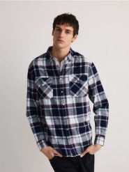Koszula regular fit w kratę - granatowy. Niebieskie koszule męskie Reserved, l, bez wzorów, z bawełny, bez kołnierzyka, bez ramiączek. W wyprzedaży za 79.99 zł.
