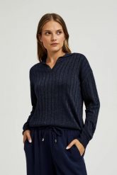 Sweter z kołnierzykiem i metaliczną nitką granatowy. Niebieskie swetry nierozpinane damskie MOODO, l, bez wzorów, z wiskozy, bez kołnierzyka, bez ramiączek. W wyprzedaży za 55.99 zł.