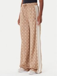 Guess Spodnie dresowe V5YB10 K0282 Brązowy Relaxed Fit. Brązowe spodnie dresowe damskie Guess, z aplikacjami, z dresówki. Za 299.99 zł.